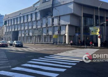 Діагональний пішохідний перехід нанесли біля ТРЦ “Мост-сіті” у Дніпрі | АВТО НОВИНИ |