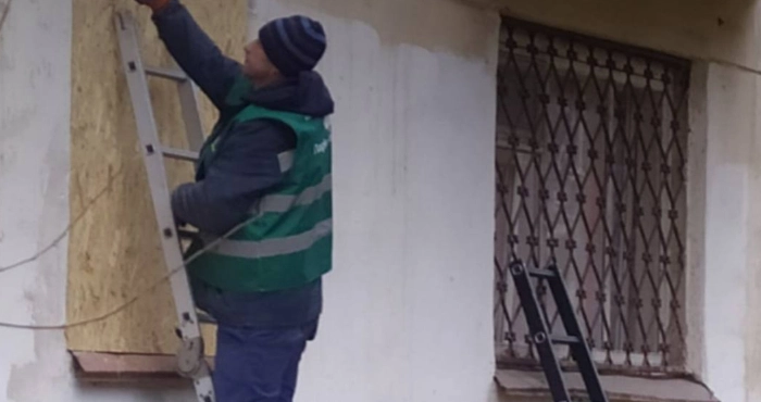 Херсонські комунальники усувають наслідки російських обстрілів / Херсонська МВА