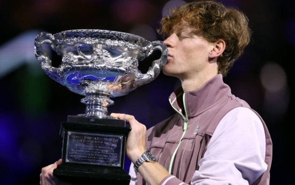 Итальянец с бешеным камбэком одолел россиянина в финале Australian Open