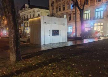 Який вигляд має вбиральня, яку встановили на проспекті Свободи у Львові. Фото