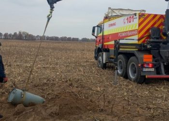 Посеред поля на Київщині знайшли бойову частину ракети Х-101