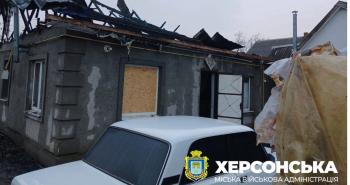 Зруйнований через обстріли росіян будинок у Зеленівці