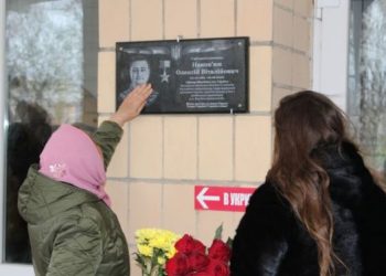 У Тальному відкрили меморіальну дошку лейтенанту Олексію Накоп’юку, який загинув, захищаючи Україну — Новости Черкасс