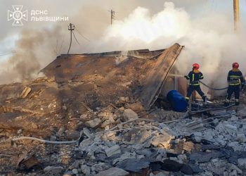 В ДСНС показали, як ліквідовували наслідки ракетного обстрілу на Львівщині