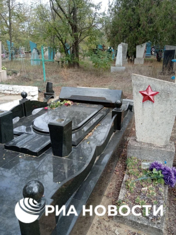 Зруйнований надгробок / Окупаційне джерело