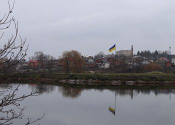 10-метровий флагшток встановили на острівку на Тернопільщині