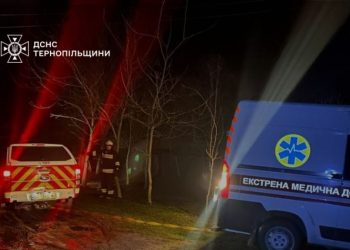 Біля Тернополя в болоті застрягло авто швидкої