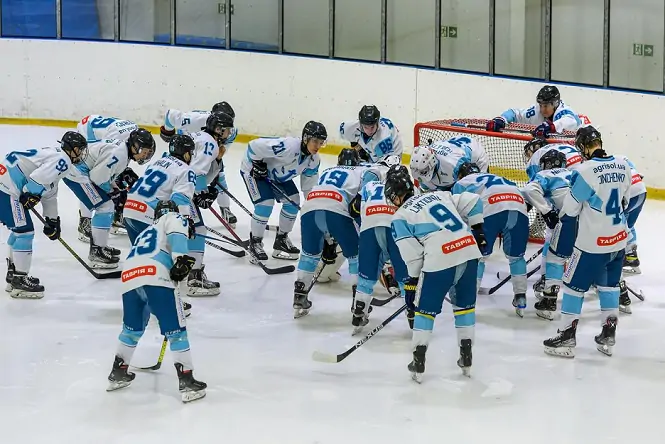 Дніпро закинув вісім шайб у ворота Крижинки