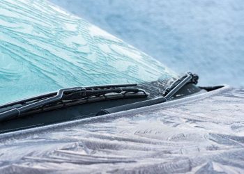 Двірники примерзають до лобового скла: як запобігти та що робити | АВТО НОВИНИ |