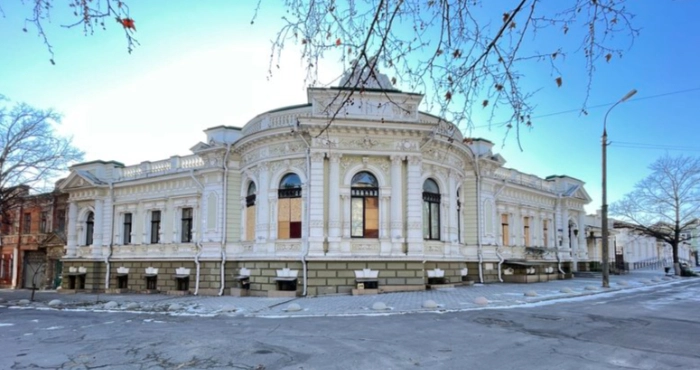 Херсон, пошкоджені обстрілами РФ вікна у будівлі - пам'ятки архітектури, 9 лютого 2023 р. Фото: Суспільне Херсон