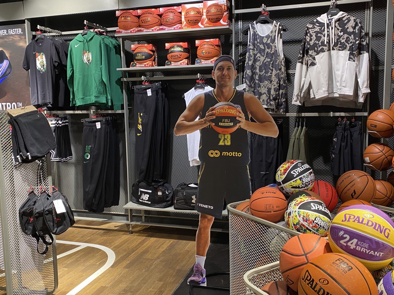 Офіційні м’ячі від ФБУ та Spalding можна придбати в магазинах Intersport