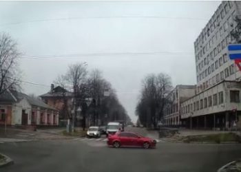 Проїхала на червоний сигнал світлофора: патрульні виявили водійку без прав керування  — Новости Черкасс