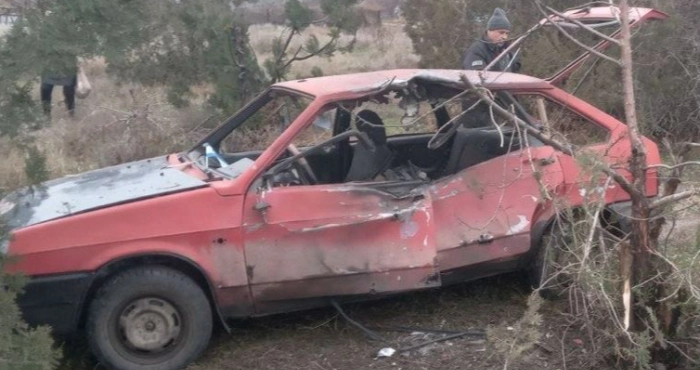 Авто після обстрілу дроном у селі Червоний Маяк / Херсонська ОВА