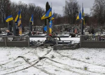 У Смілі автомобіль в’їхав у паркан цвинтаря  — Новости Черкасс