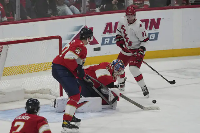 Вегас та Кароліна пропустили 6 шайб від суперників, Колорадо програв Едмонтону