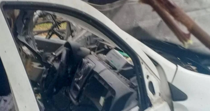 Розбита росіянами автівка комунального підприємства у Херсоні / Херсонська МВА