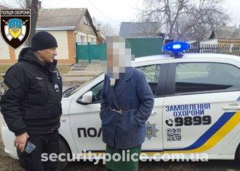 Була за 8 кілометрів від дому: поліцейські охорони допомогли знайти рідних літньої жінки — Новости Черкасс