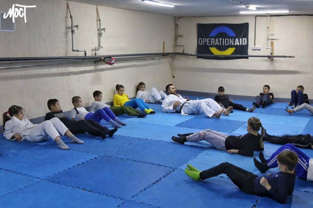 Вправа на прес на тренування дитячої секції карате у Херсоні