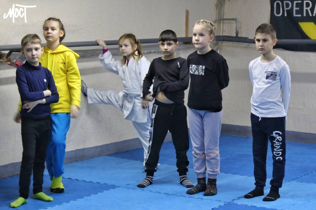 Херсонські діти перед заняттям секції карате в укритті