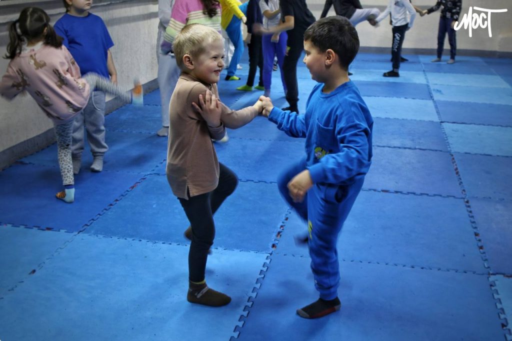 Херсонські діти під час заняття секції карате