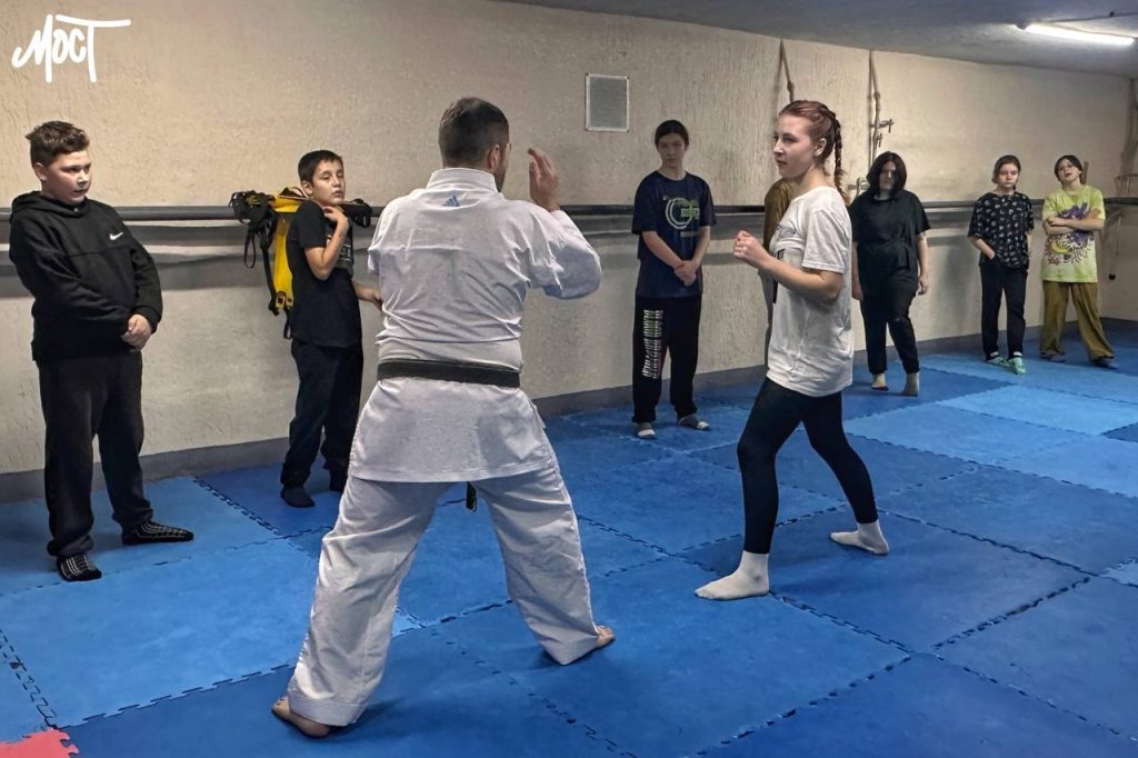 Відпрацювання базових технік на тренування секції карате у Херсоні