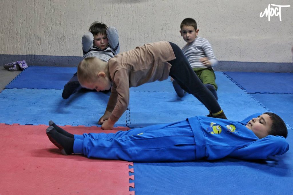 Діти з прифронтового Херсона на тренуванні секції карате