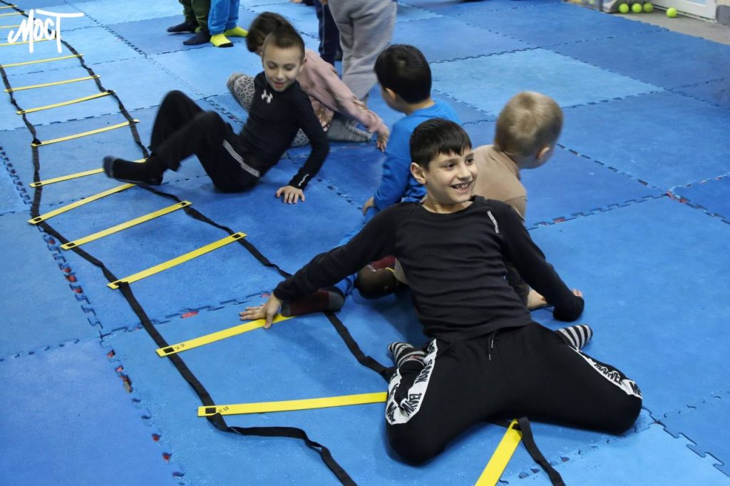 Херсонські діти під час тренуються на занятті секції карате яке проводиться в укритті