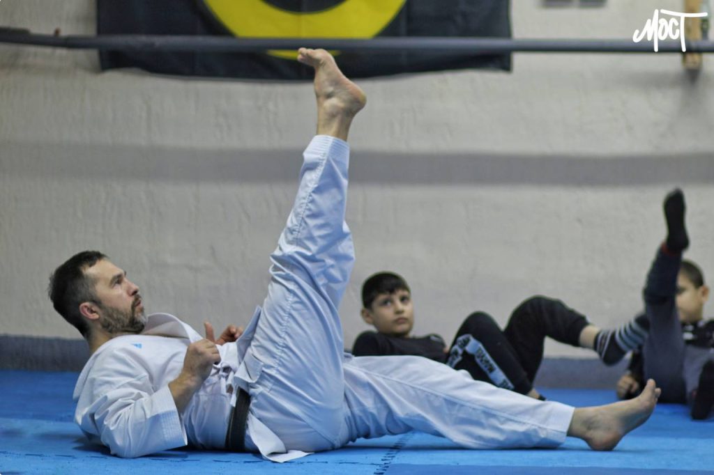 Тренер Руслан Хомутенко проводить у Херсоні заняття дитячої секції карате