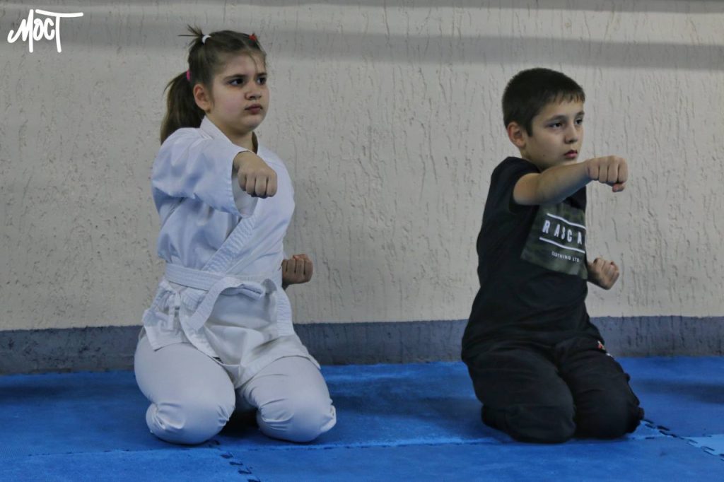 Відпрацювання базових рухів на тренування секції карате у Херсоні