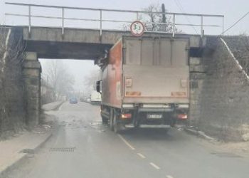 На Гайовій фура знову врізалась у міст | Терміново новини Тернополя