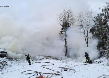 На Тернопільщині понад добу гасили пожежу на сміттєзвалищі