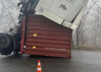 На Звенигородщині перекинулася вантажівка (фото) — Новости Черкасс
