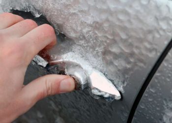 Примерзли двері авто: що робити – найефективніші способи | АВТО НОВИНИ |