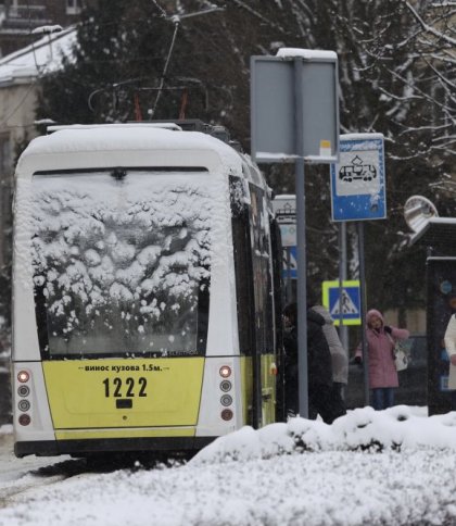 У Львові два трамваї змінили маршрут через порив на водопроводі