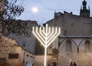 У Львові невідомий загасив  ханукію на руїнах синагоги «Золота Роза»