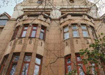 У Львові відреставрували сторічний вітраж у кам’яниці