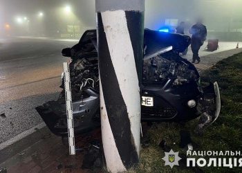 У Тернополі авто влетіло у бетонний стовп