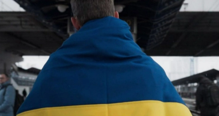 Юнак, загорнутий в прапор України / Ілюстративне фото