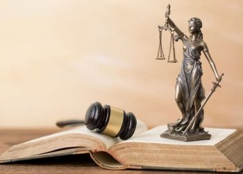 Жінку, яка у під’їзді напала з ножем на черкащанку, примусово лікуватимуть під суворим наглядом — Новости Черкасс