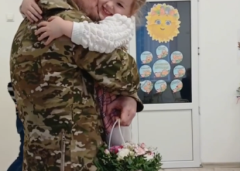 Зворушливе відео першої зустрічі патрульного з донькою після боїв — Львівщіна