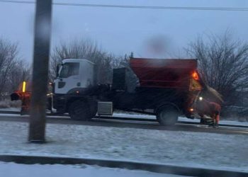 Комунальники у Дніпрі розчищають дороги від снігу | АВТО НОВИНИ |