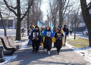 У Черкасах відбулась мирна хода, присвячена 11-тій річниці війни  — Новости Черкасс