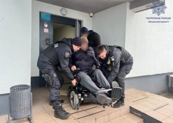 У Черкасах водій Jeep Wrangler припаркувався на пандусі — Новости Черкасс