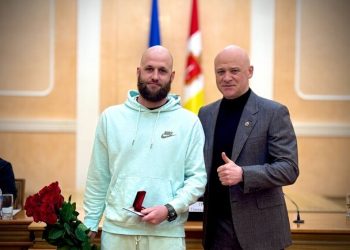 В Одессе наградили мужчину, спасшего мальчика на пруду в парке Победы