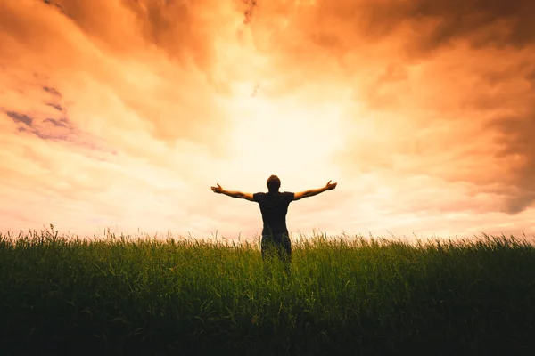 людина на природі. щастя, радість, гармонія.