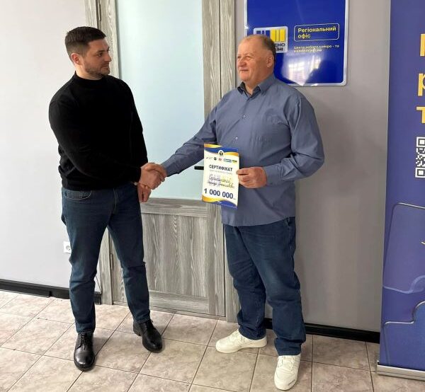 люди тиснуть руки