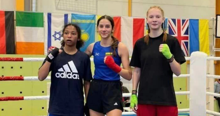 Кароліна Білоус (перша з правого боку) / Херсонська МВА