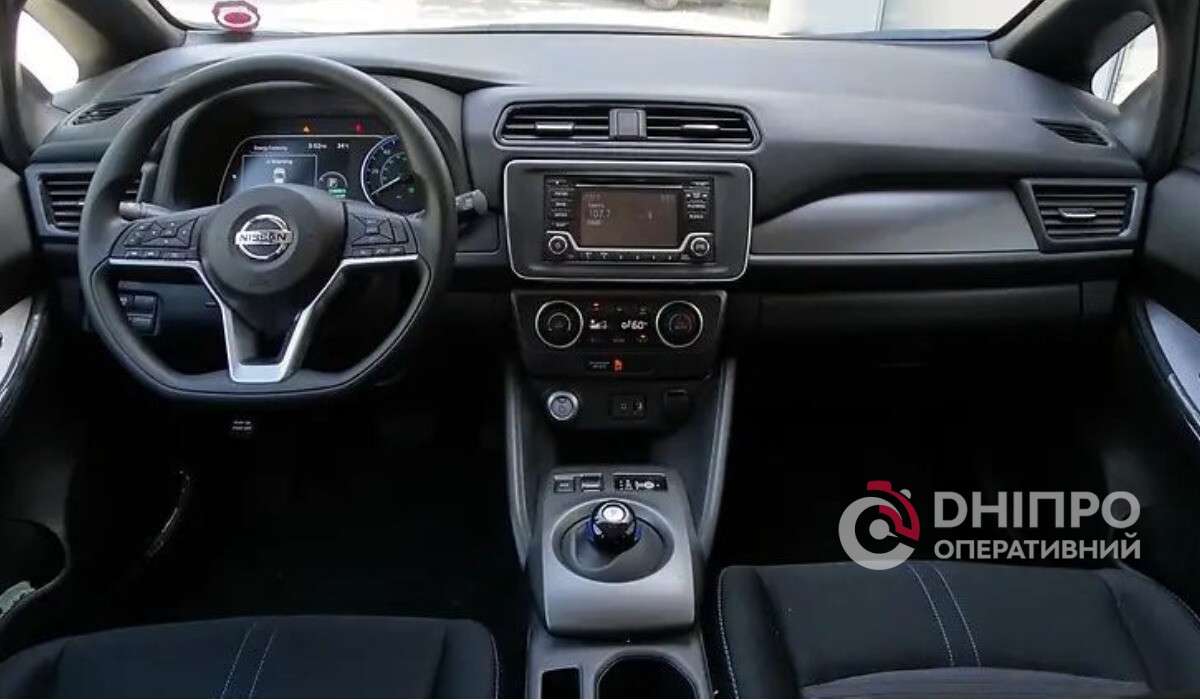 салон Nissan Leaf