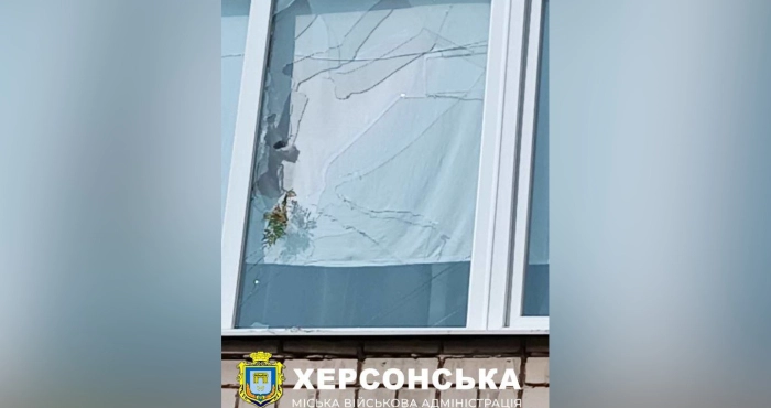 Розбите внаслідок російського обстрілу Херсона вікно