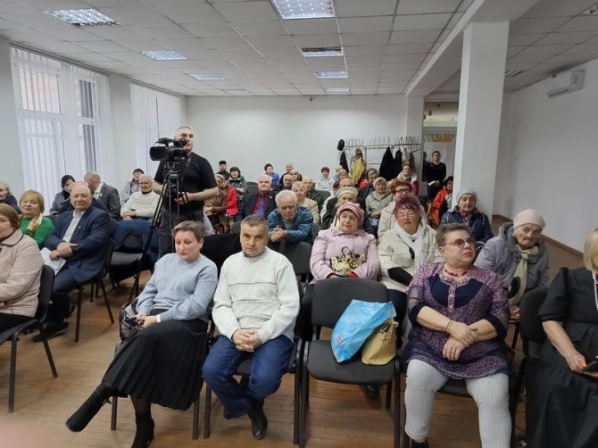 Під час заходу. На передньому плані онук гумориста Юрій Бакуменко і його дружина Олена